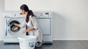 como lavar roupa na máquina