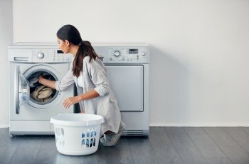 Passo a passo: lave roupa na máquina da maneira correta