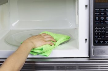 Como limpar microondas sem estragá-lo? Confira 3 práticas ideais!