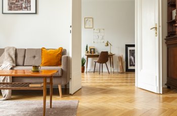 Passo a passo: saiba como limpar piso de taco de maneira correta