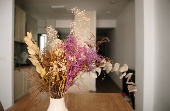 Flores secas na decoração: 5 dicas para se jogar nessa tendência